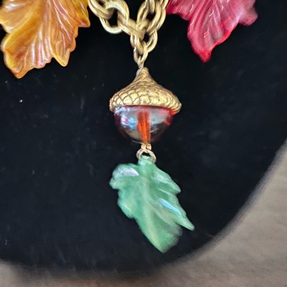 2 RARE 🍁 Juliana (D&E) BAKELITE acorn leaves Les Bernard necklace confirmed - Picture 4 of 11